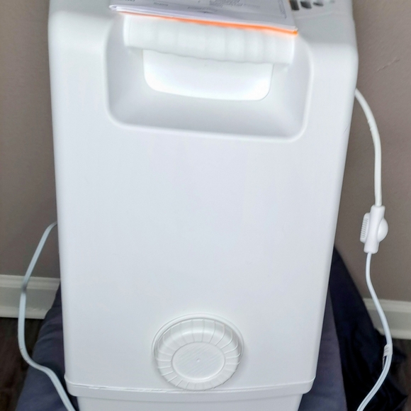 AIRCARE Humidifier 3600 sq ft coverage. Like new! - Picture 2 of 4